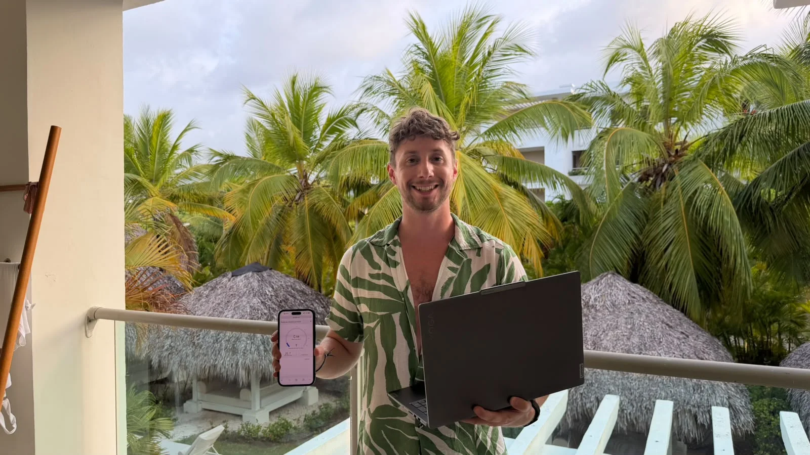 Javier probando eSIM en un resort de Punta Cana