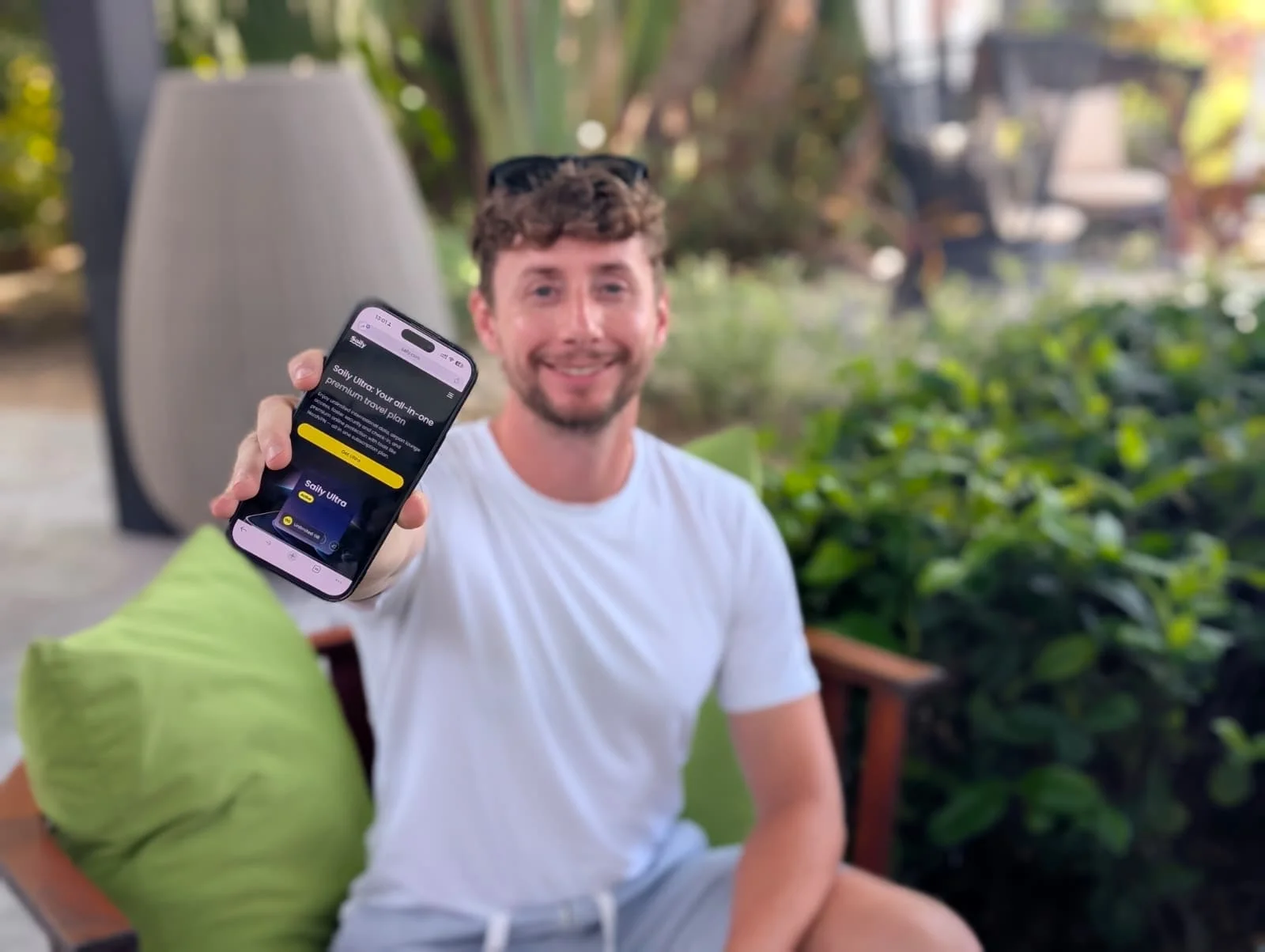 Javier probando Saily Ultra en Punta Cana